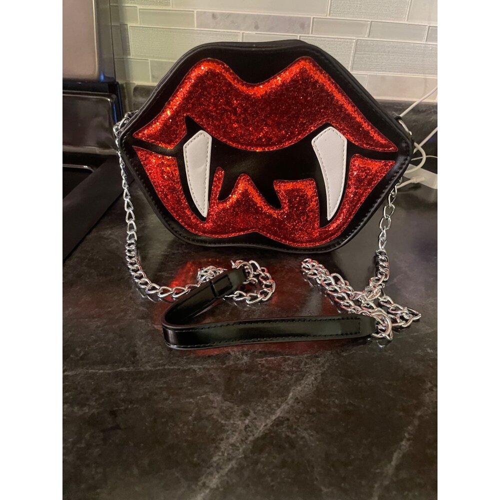 VAMPIRE LIPS PURSE